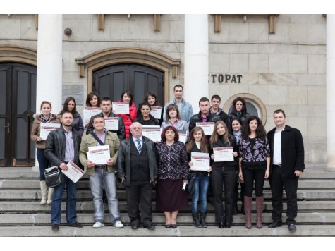 Борбата с бедността предизвика български студенти да участват в конкурс за есе по проект на екип от Стопанска академия